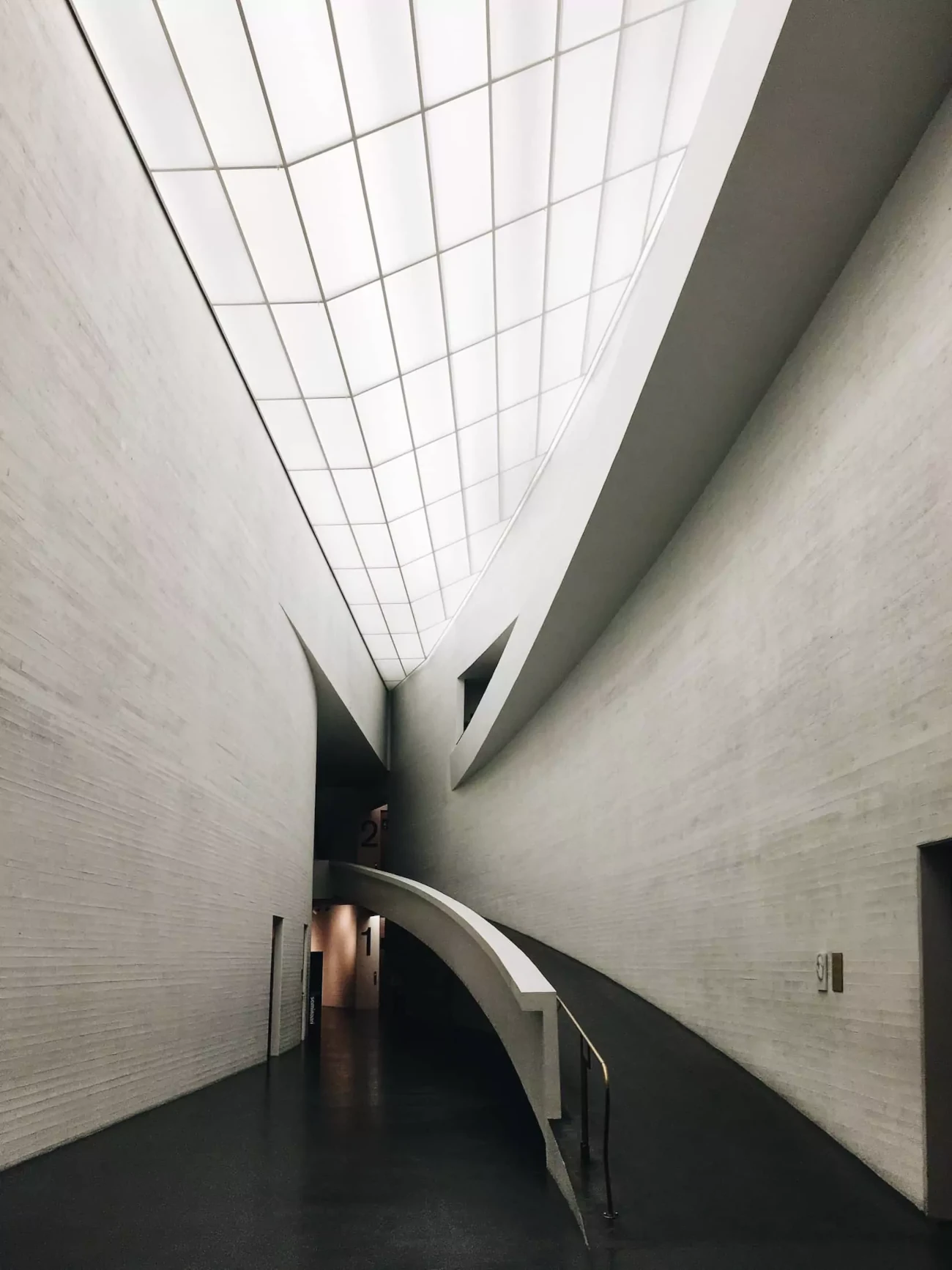 Rampa wzdłuż zakrzywionej ściany w muzeum Kiasma, Helsinki, Finlandia